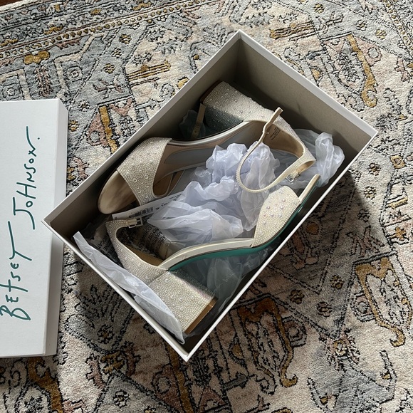 Betsey Johnson Kami Pearl Block Heels 👡 - Picture 4 of 9